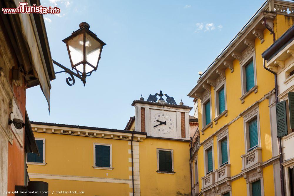 Immagine L'orologio della città visto da piazza San Marco a Peschiera del Garda, Veneto - © Konstantin Tronin / Shutterstock.com