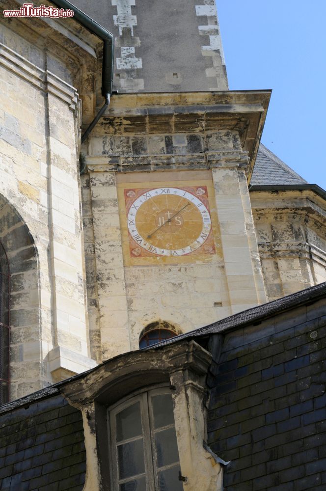 Immagine L'orologio della torre campanaria nella chiesa di San Pietro a Nevers, Francia. L'edificio religioso è l'antica cappella del Collegio dei Gesuiti.