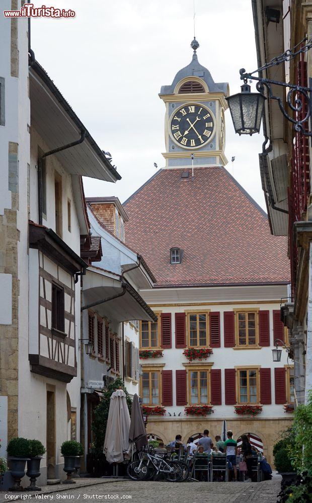 Immagine L'orologio della torre e alcuni ristoranti in una strada a Murten, Svizzera - © Valery Shanin / Shutterstock.com