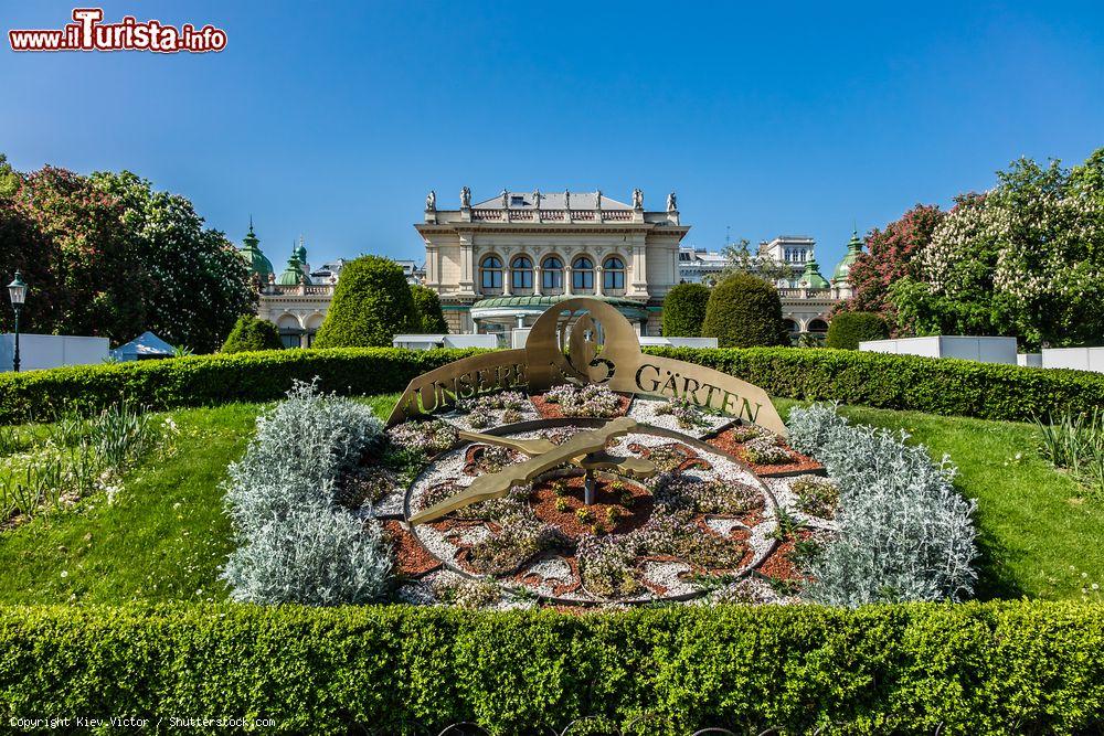 Immagine Orologio dello Stadtpark di Vienna, il più grande parco nel centro della capitale dell'Austria - © Kiev.Victor / Shutterstock.com