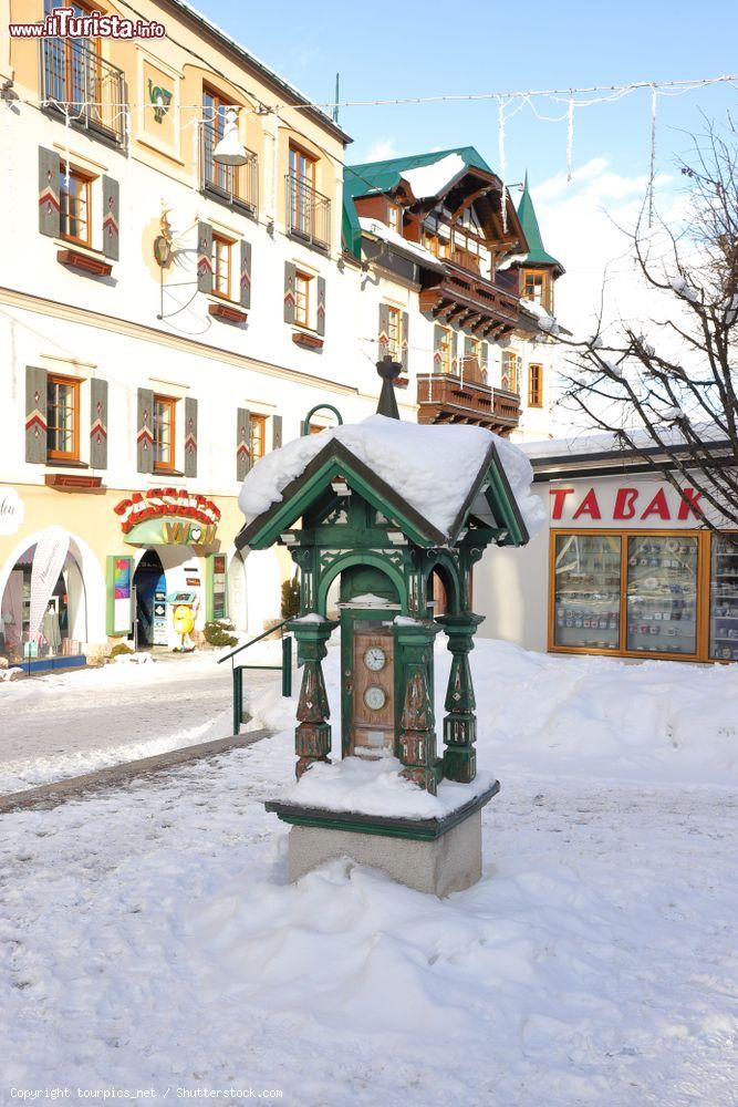 Immagine Orologio e stazione meteorologica nella piazza principale di Schladming, Austria, dopo un'abbondante nevicata - © tourpics_net / Shutterstock.com