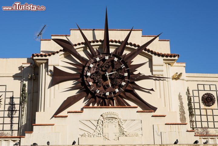 Immagine Particolari ad Antibes, Francia - Dettaglio decorativo di un edificio nel cuore di Antibes dove un elegante orologio ne impreziosisce la facciata © Sean Nel / Shutterstock.com