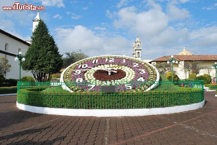 Immagine Il famoso orologio floreale sulla piazza principale di Zacatlán, Puebla. L'orologio, perfettamente funzionante, è opera della locale fabbrica "Relojes Centenario" - foto © Alejandro Linares Garcia / Wikipedia