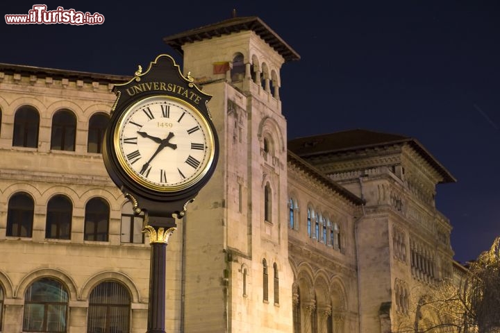 Immagine La Piazza dell’Università di Bucarest è un vivace punto di incontro. Vi si affacciano l’Università della Scuola di Architettura, il Teatro Nazionale e molti altri edifici storici © Mihai Blanaru / Shutterstock.com