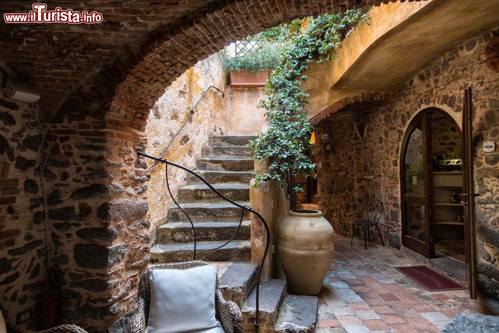 Immagine Orosei, Sardegna: il pittoresco ingresso di un albergo di lusso.