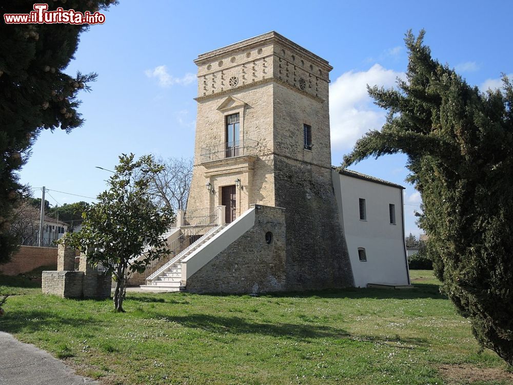Immagine Orsogna, Abruzzo: la Torre di Bene, una costruzione medievale che caratterizza il centro storico cittadino - © Pietro, CC BY-SA 4.0, Wikipedia