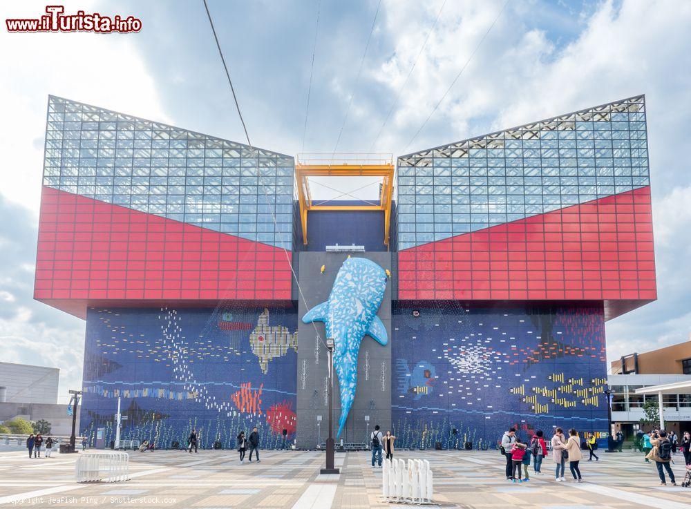 Immagine L'Osaka Aquarium, Giappone, con la scultura di un gigantesco squalo balena sulla facciata - © jeafish Ping / Shutterstock.com