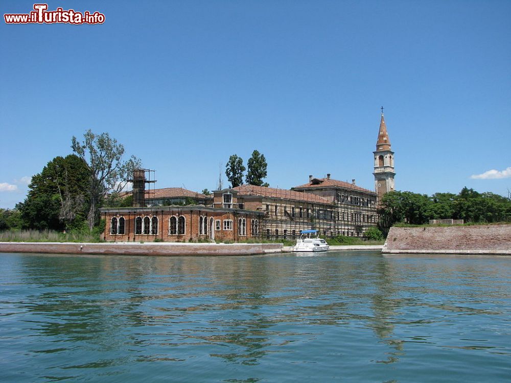 Immagine L'ospedale abbandonato di Poveglia, isola "fantasma" della Laguna di Venezia - © Chris 73, CC BY-SA 3.0, Wikipedia
