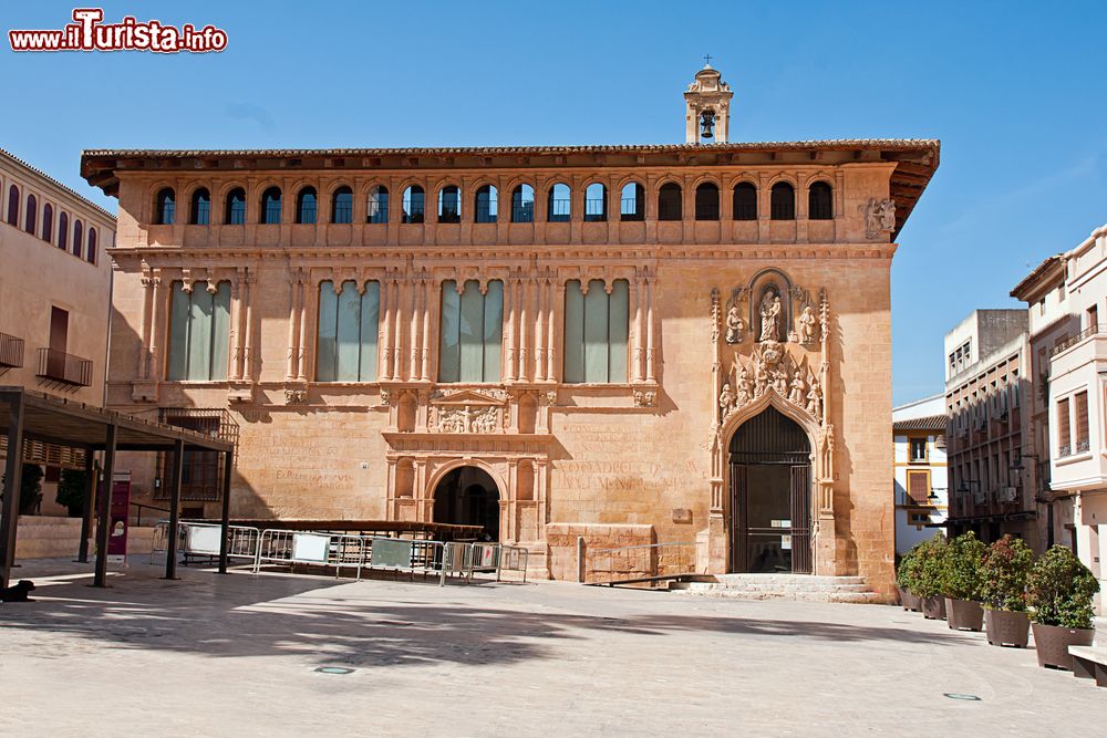 Immagine L'ospedale reale di Xativa, Valencia, Spagna. Edificato nel 1244 per volere di Jaume I°, fu ricostruito secoli dopo. E' uno dei monumenti più importanti della città grazie alla fusione dell'architettura tardo gotica con i primi elementi rinascimentali.  
