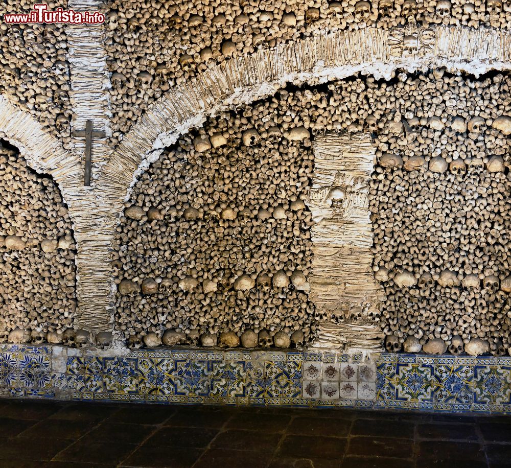 Immagine Ossa umane nella Capela dos Ossos a Evora, Portogallo. Fra le scritte macabre che si possono leggere c'è anche questa: "Noi, ossa qui presenti aspettiamo le vostre".