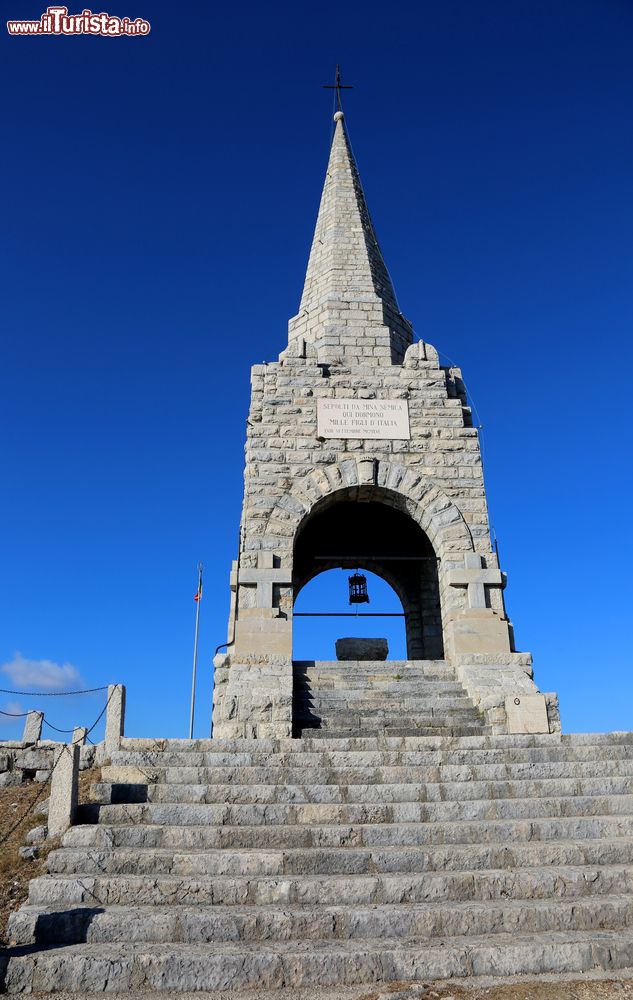 Immagine Ossario in ricordo dei soldati morti durante la Prima Guerra Mondiale a Tonezza del Cimone, Veneto.