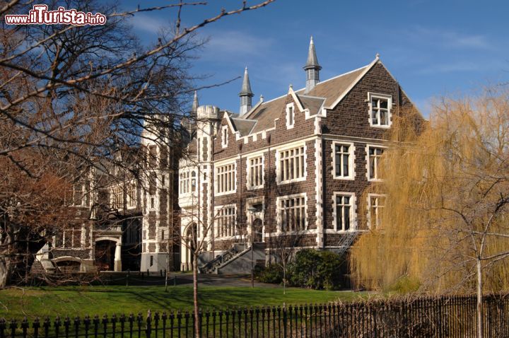 Immagine La bella Università di Otago a Dunedin, Nuova Zelanda. E' la più antica del paese ed è seconda solo a quella di Auckland per il numero di ricercatori di alto livello  - © Graham R Prentice / Shutterstock.com