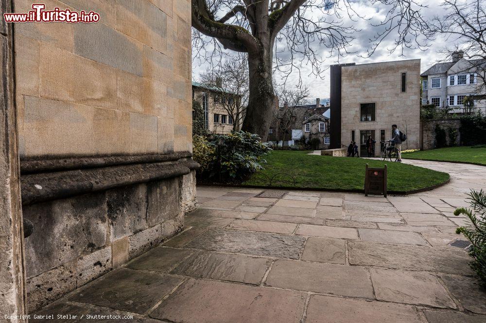 Immagine Oxford, Inghilterra (UK): un ragazzo in bici fra i campus della città in una giornata dal cielo grigio - © Gabriel Stellar / Shutterstock.com