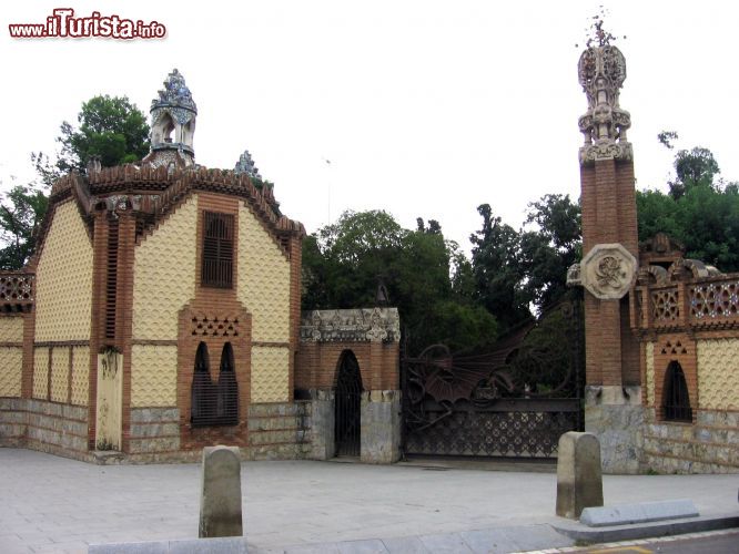 Immagine Padiglioni Guell a Barcellona, Spagna. Altra opera del modernista Gaudì, questi padiglioni sono stati costruiti combinando diverse tecniche architettoniche. Da notare il drago sul cancello d'ingresso e la colonna adiacente che rappresentano una delle fatiche di Ercole - © Canaan / wikipedia