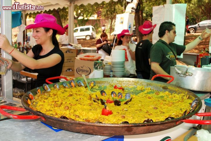 Immagine Una grande paella cucinata in uno stand all'aperto in occasione della festa religiosa Romeria San Barnabe a Marbella, Spagna - © Arena Photo UK / Shutterstock.com