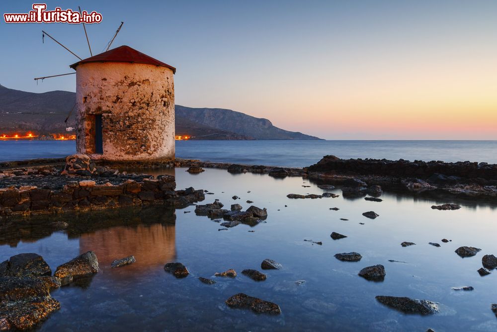 Immagine Paesaggio al tramonto con mulino a vento nel paese di Agia Marina, isola di Lero, Grecia.