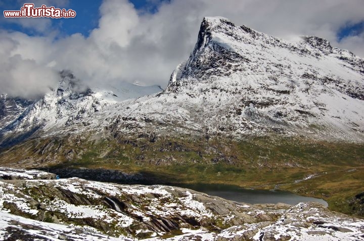 Immagine Paesaggio alpino estivo sulla cima del passoTrollstigen in Norvegia. Qui siamo sul lato sud, meno ripido, ma con le montagne più spettacolari.