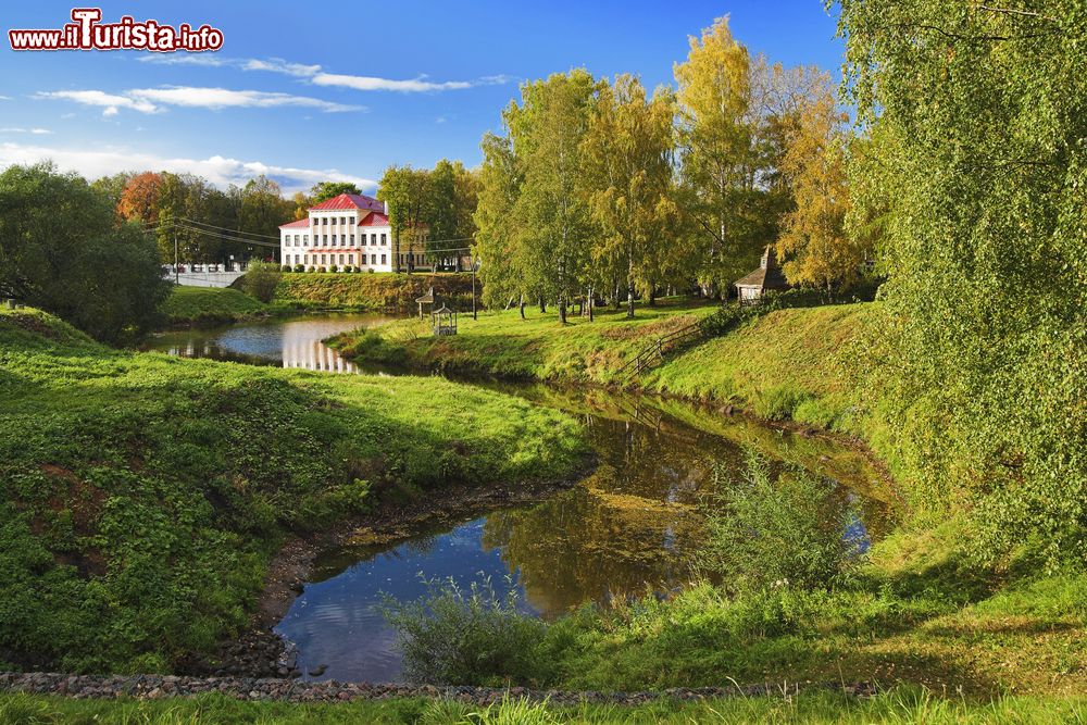 Immagine Paesaggio autunnale con un edificio in stile classico a Uglich, Russia. Il piccolo centro storico di questa città di 30 mila abitanti ospita chiese, monumenti e edifici intrisi di storia e cultura.