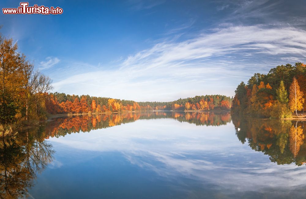 Immagine Paesaggio autunnale sul lungo lago vicino a Olsztyn, Polonia. Questa località è situata in una splendida zona naturale che comprende ben 11 laghi di origine glaciale.