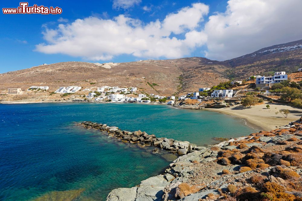 Immagine Il paesaggio brullo della spiaggia di Isternia, borgo dell'isola di Tino (Grecia).