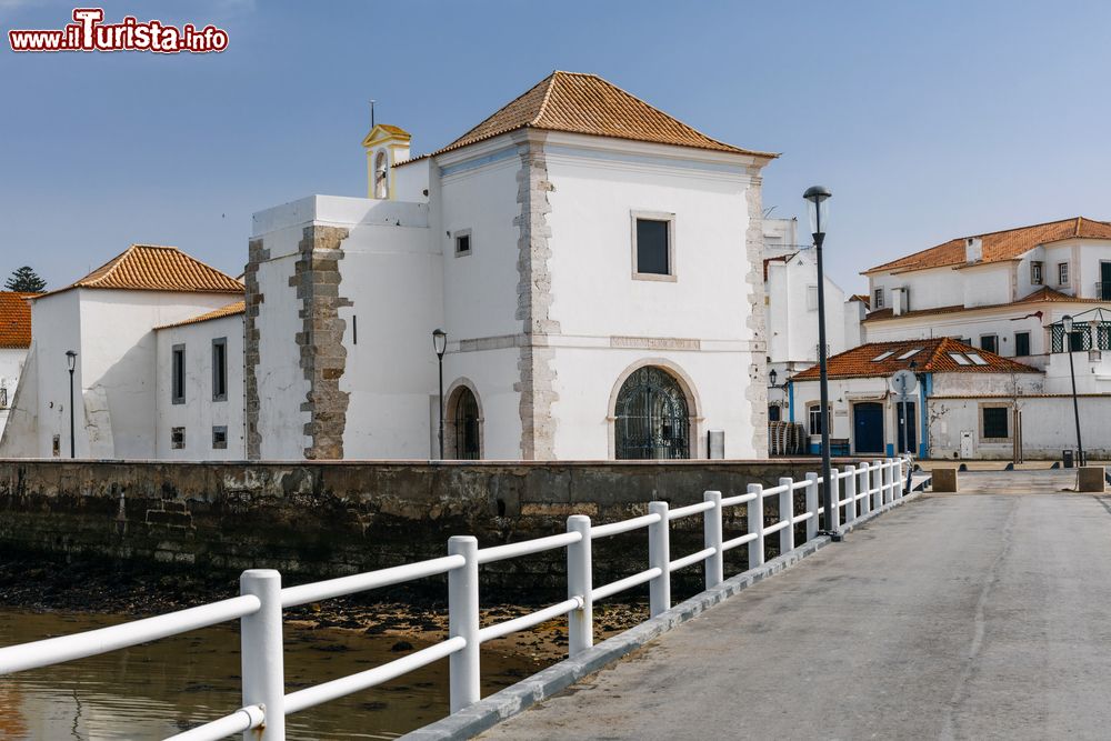 Immagine Paesaggio cittadino con la chiesa della Misericordia del XVI° secolo a Alcochete, Portogallo. Questo edificio oggi ospita il museo di arte sacra di Alcochete.