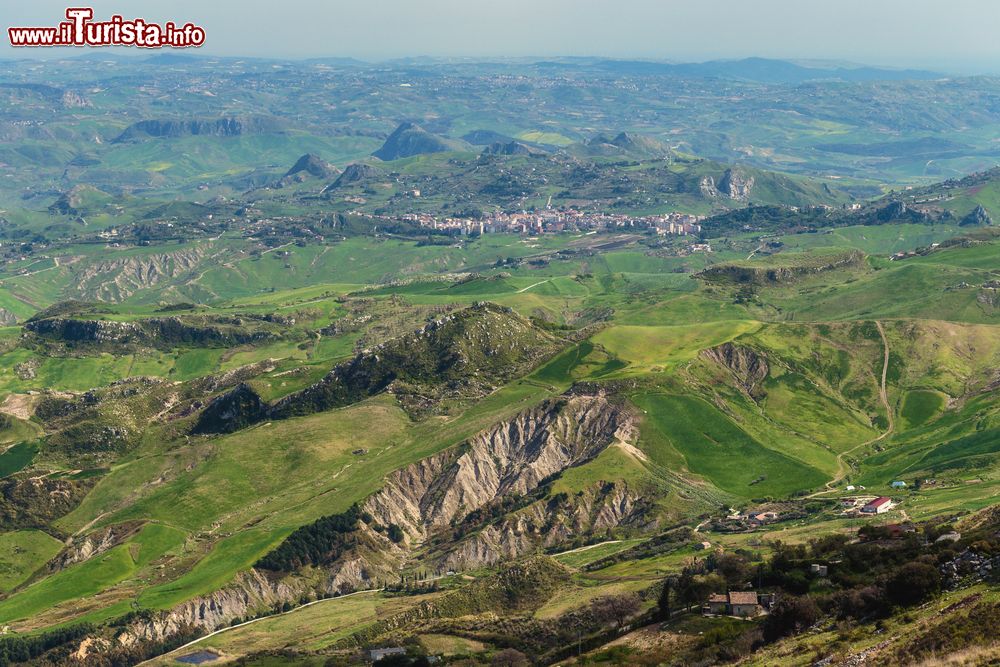 Immagine Paesaggio collinare nei dintorni di Cammarata nella Sicilia centrale in primavera.