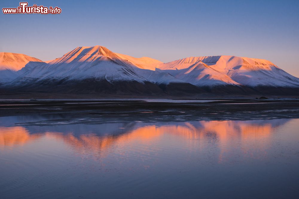 Immagine Paesaggio con tramonto rosa sulle montagne di Spitsbegen, isole Svalbard, riflesso nelle acque del mare. Siamo nei pressi della città norvegese di Longyearbyen.