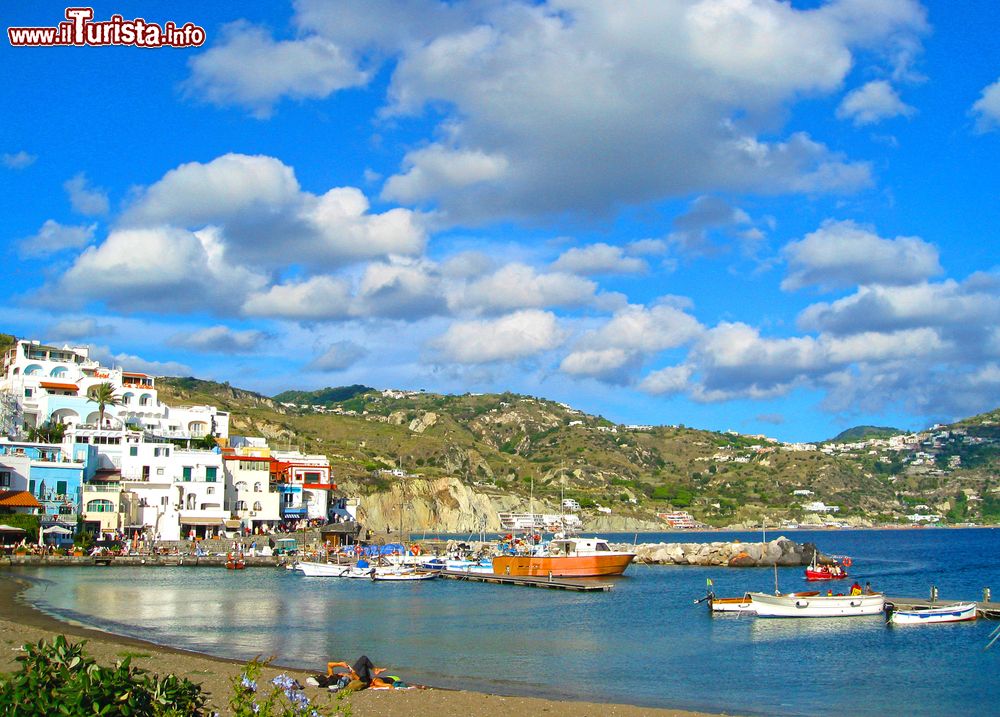 Immagine Paesaggio costiero con la marina di Casamicciola Terme, isola d'Ischia, Campania. Il Comune si trova nella parte più settentrionale dell'isola e ha un'estensione di circa 5,5 km quadrati con una conformazione in gran parte collinare.