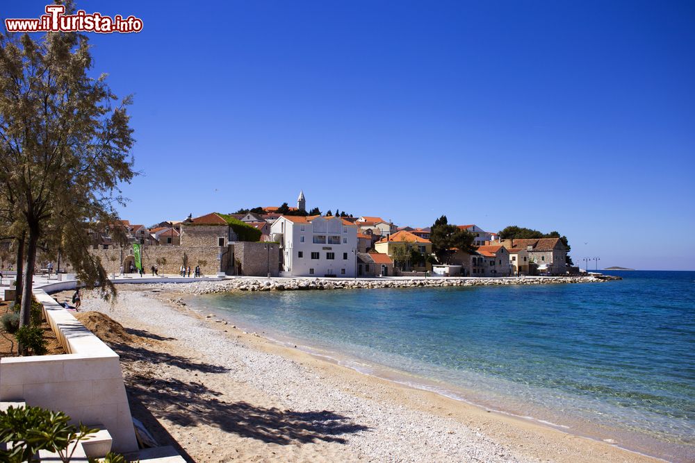 Immagine Paesaggio costiero della città di Primosten, Croazia, in una giornata estiva soleggiata.