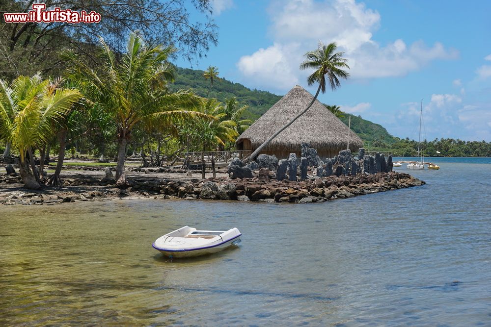 Immagine Paesaggio costiero sulle rive del lago salato di Fauna Nui con un'imbarcazione e una tradizionale capanna in paglia, isola di Huahine, Polinesia Francese.
