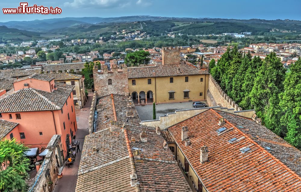 Immagine Paesaggio dall'alto di Certaldo in una giornata nuvolosa, Toscana, Italia.
