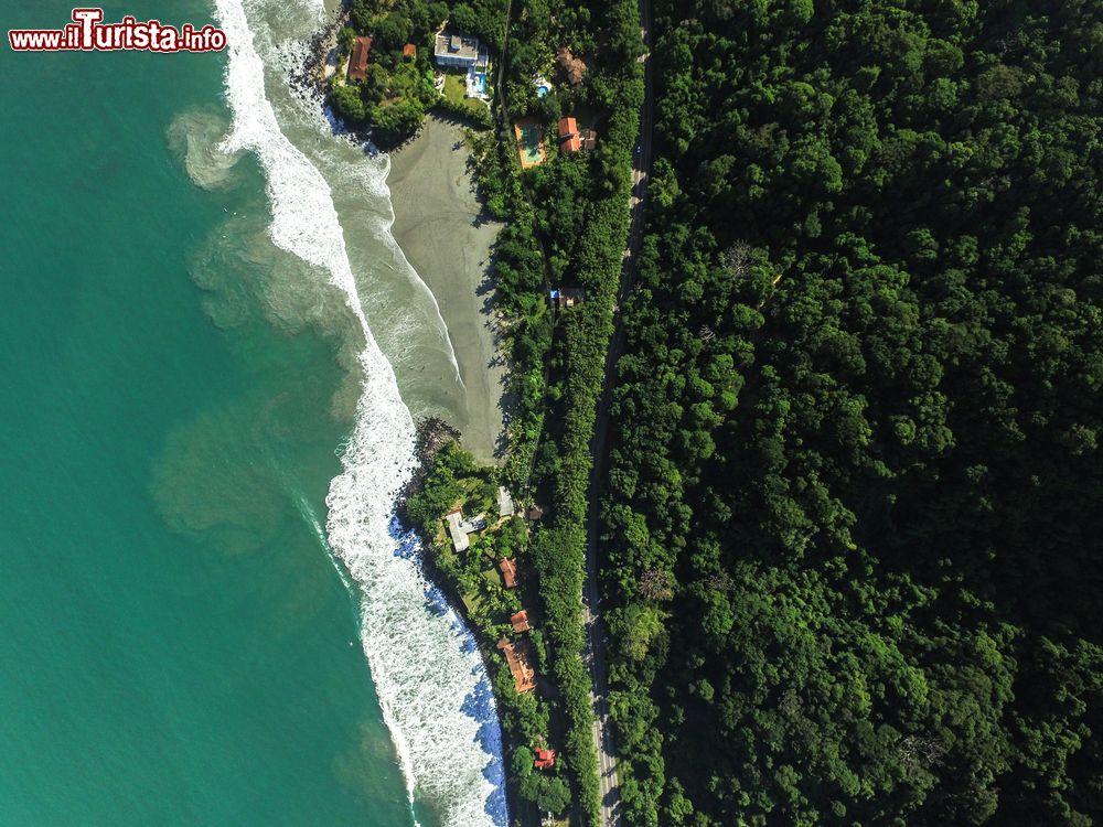 Immagine Paesaggio dall'alto di un tratto di costa nello stato di Alagoas, Brasile. Lungo il litorale vi sono splendide spiagge e barriere coralline.