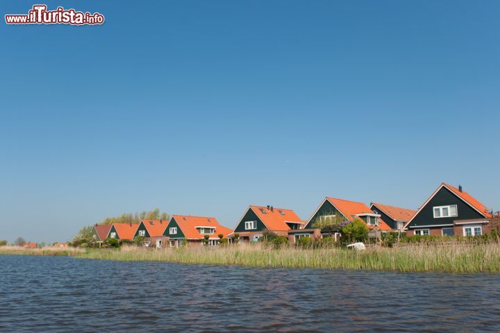 Immagine Le casette di De Rijp fotografate da una barca - © Ivonne Wierink / Shutterstock.com