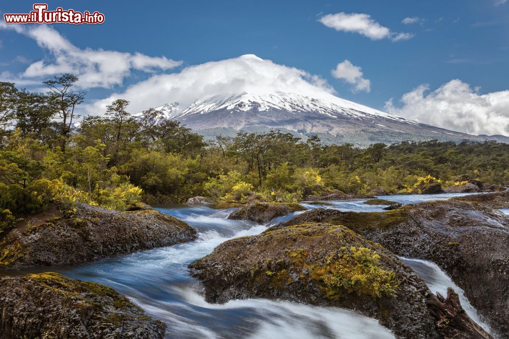 Immagine Paesaggio del vulcano Osorno con le cascate di Petrohue e il fiume: siamo nei pressi dei villaggi di Puerto Varas e Puerto Montt, Cile.