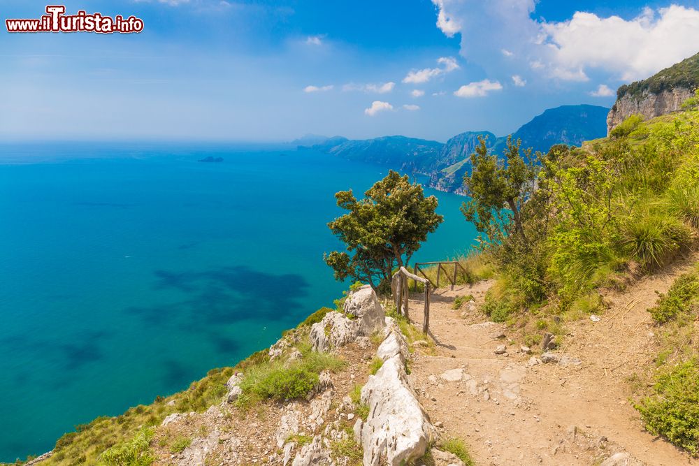 Immagine Paesaggio della Costiera Amalfitana nei pressi di Praiano in Campania