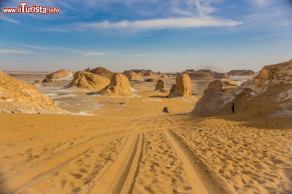 Immagine Paesaggio desertico in Egitto: il White Desert di Farafra con pietre bianche e sabbia gialla. Il nome "deserto bianco" deriva dalle formazioni di gesso color bianco crema che s'innalzano dal terreno sabbioso.