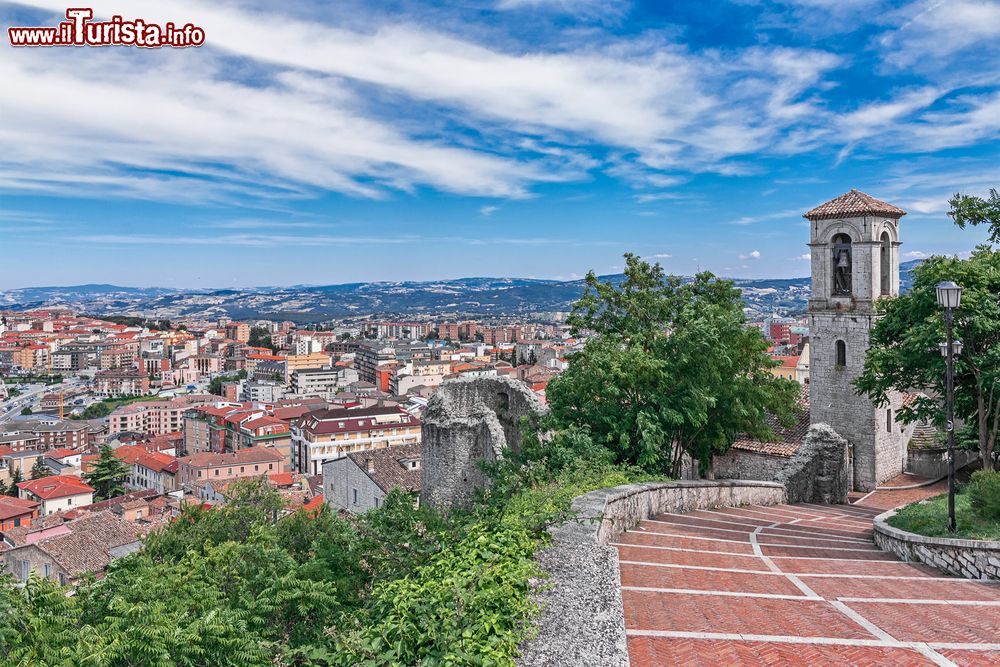 Immagine Paesaggio di Campobasso con la torre campanaria, Molise, Italia.