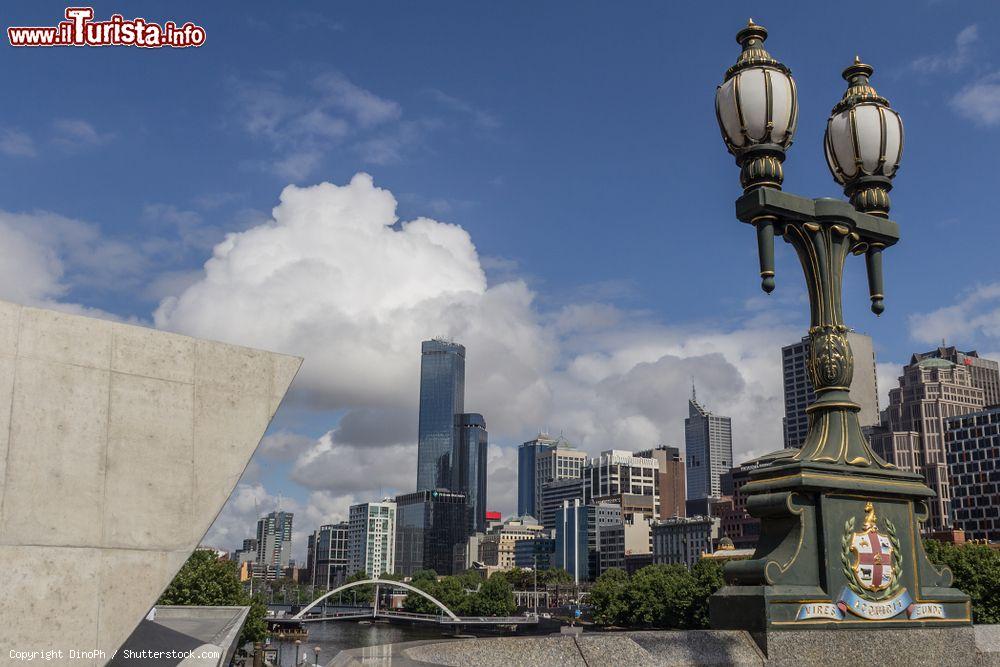 Immagine Paesaggio di Melbourne dal fiume Yarra, Australia. In primo piano, un lampione di epoca vittoriana sulle balaustre del Princes Bridge - © DinoPh / Shutterstock.com