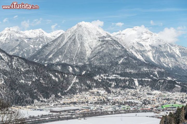 Immagine Paesaggio di montagna invernale nei pressi di Jenbach, Austria - Jenbach, caratteristico comune montano austriaco, rappresenta un vero e proprio paradiso per gli amanti della montagna, specialmente per quanto riguarda il turismo invernale. Essendo circondata da due catene montuose diverse, questa bella località dispone di  diversi impianti sciistici attrezzati ed è inoltre molto frequentata dagli appassionati delle ciaspole. 