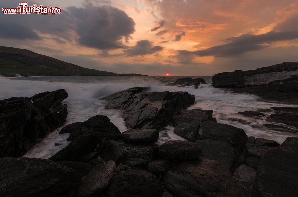 Immagine Un paesaggio di Valentia Island, Irlanda. Questo territorio si trova in uno dei punti più occidentali d'Irlanda al largo della penisola di Iveragh, nel sud est della contea di Kerry.