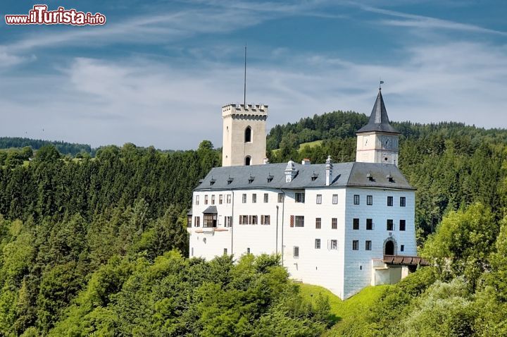 Immagine Paesaggio e castello di Rozmberk nad Vltavou, Repubblica Ceca. Costruito nella metà del XIII° secolo, attorno al 1522 il castello venne gravemente danneggiato nella parte superiore ma poi sapientemente ristrutturato una trentina di anni più tardi tornando così all'antico splendore. Dal 1620 sino a metà dell'Ottocento il maniero fu di proprietà della famiglia Buquoy che si occupò di un nuovo restauro in stile romantico-gotico