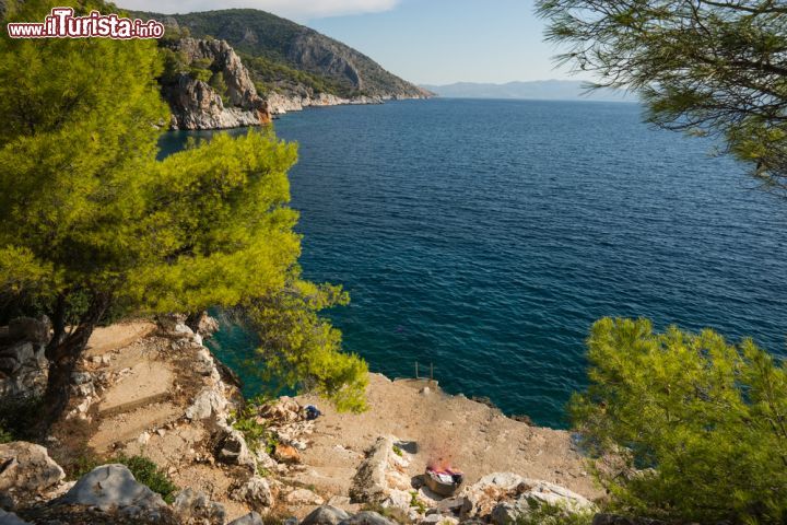 Immagine Paesaggio e spiaggia vicino a Scala, isola di Angistri, Grecia. Qui si trova uno dei più suggestivi litorali dell'isola: è un nastro sabbioso che orla l'intero abitato - © siete_vidas / Shutterstock.com