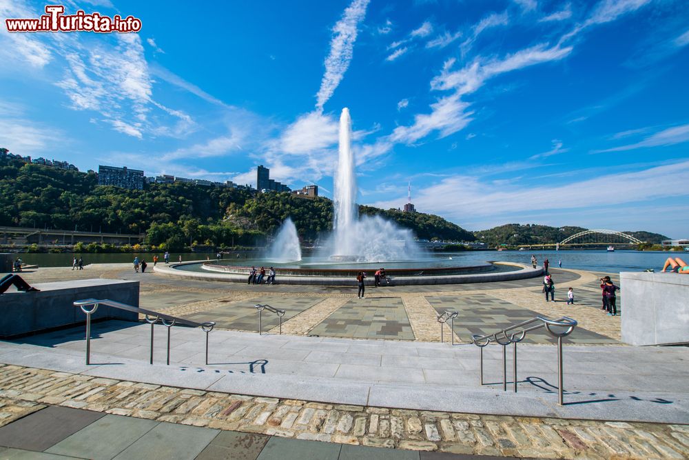 Immagine Paesaggio estivo al Point State Park di Pittsburgh, Pennsylvania (USA). Questo parco commemora e conserva il patrimonio storico dell'area durante la guerra francese e indiana. E' considerato un monumento nazionale.