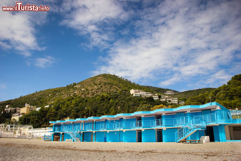 Immagine Paesaggio estivo di Bergeggi con la spiaggia e le montagne sullo sfondo, provincia di Savona, Liguria.