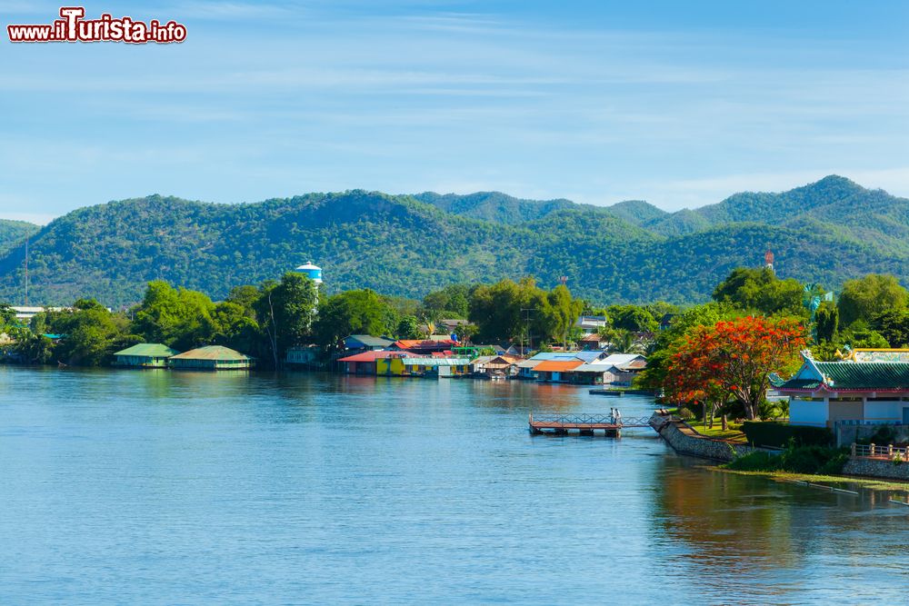 Immagine Paesaggio fluviale sil corso dello Kwai, Kanchanaburi, Thailandia. Lungo 150 km, questo corso d'acqua ha la sua sorgente vicino al confine con la Birmania.