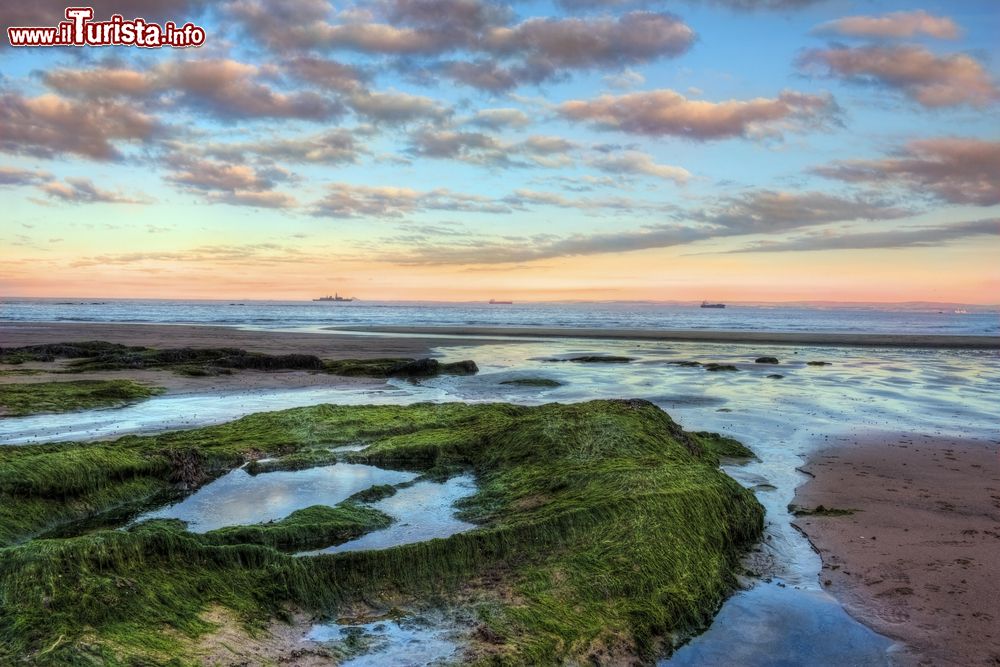 Immagine Un bel paesaggio fotografato a Kirkcaldy durante il tramonto, Scozia, UK. Il cielo è illuminato da diverse tonalità e sfumature di colori.
 