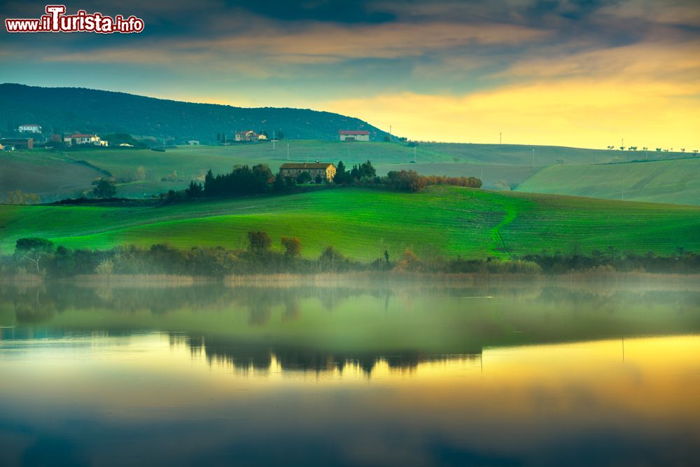 Immagine Paesaggio incantato sul lago di Santa Luce in Toscana