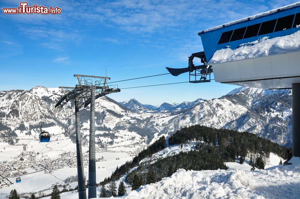Immagine Paesaggio innevato nei pressi di Bad Hindelang, Baviera, con la funicolare (Germania).