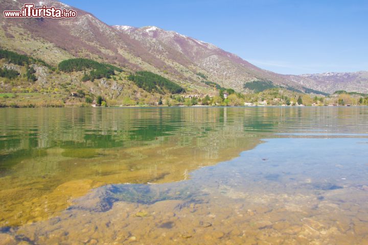 Immagine Il paesaggio bucolico intorno a Scanno: il lago - © Buffy1982 / Shutterstock.com