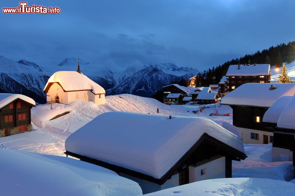 Immagine Paesaggio invernale a Bettmeralp, Svizzera. Questo comune del Canton Vallese, istituito il 1° gennaio 2014, è una rinomata località sciistica.